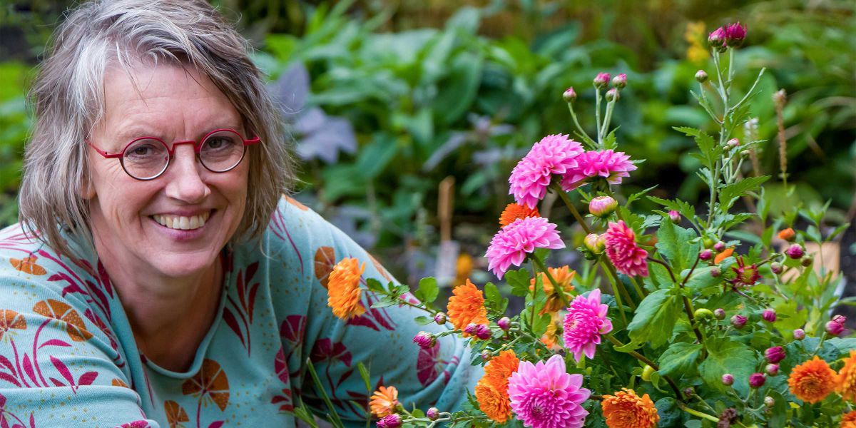 Jeannette in haar eigen bloementuin